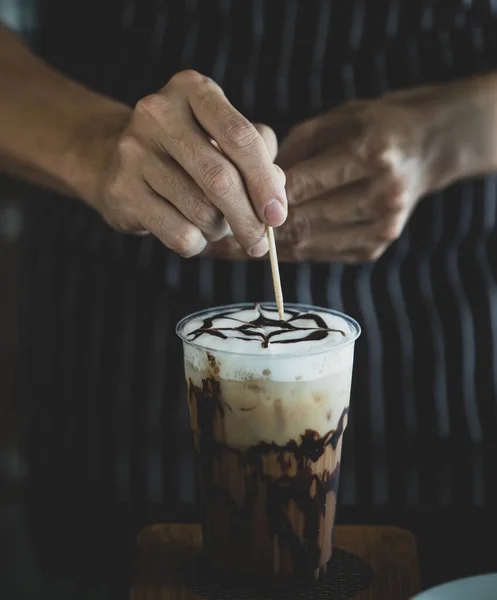 Onherkenbare Barista Zorgvuldig Versieren Romig Schuim Van Ijskoffie Met Behulp — Stockfoto