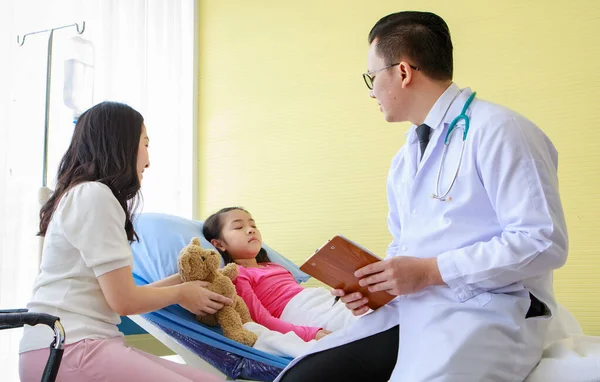 Asiatisch Männlich Doktor Watching Little Patient Lying Bed Patient Room — Stockfoto