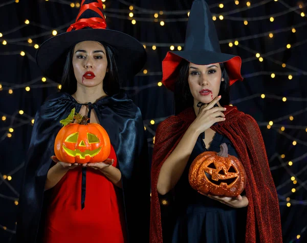 Spooky Giovani Ragazze Con Sangue Gocciolante Dalle Labbra Rosse Indossando — Foto Stock