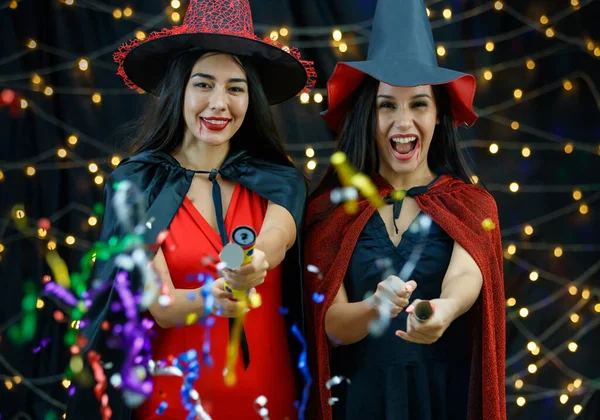 Encantadas Amigas Jóvenes Con Elegantes Trajes Brujas Sombreros Que Divierten —  Fotos de Stock