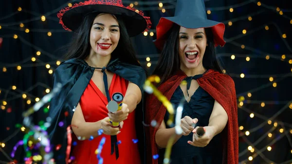 Entzückte Junge Freundinnen Stylischen Hexen Outfits Und Hüten Die Spaß — Stockfoto