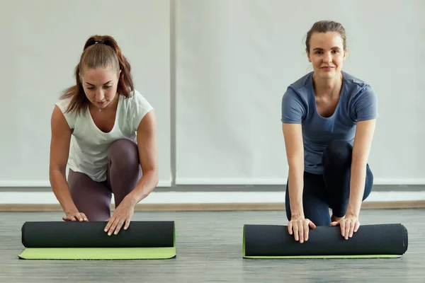 Twee Vrouwen Rollen Yoga Matten Les Met Geluk — Stockfoto