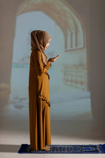 Muslimka Červených Hidžábských Šatech Stojí Modlí Sama Nápad Náboženský Rituál — Stock fotografie