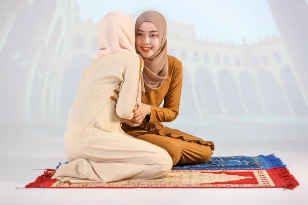 Dvě Mladé Asijské Muslimky Hidžábských Šatech Sedí Spolu Drží Ruce — Stock fotografie