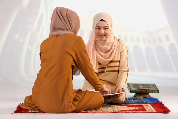 两名身穿头巾的年轻的亚洲穆斯林妇女一起坐着看书 宗教仪式 教育和心平气和的观念 — 图库照片