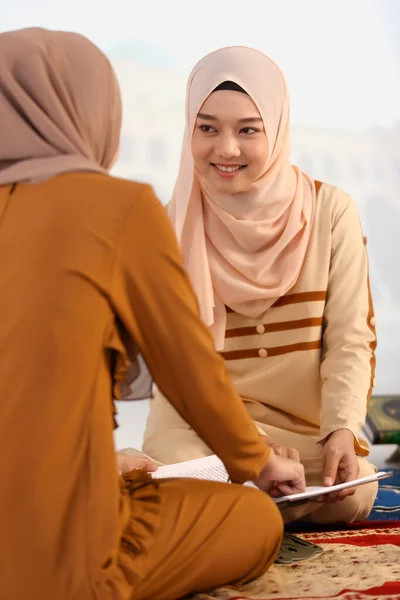 Zwei Junge Asiatische Musliminnen Hijab Kleid Sitzen Zusammen Und Lesen — Stockfoto