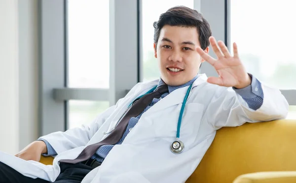 Médico Masculino Asiático Confiante Vestido Branco Com Estetoscópio Sentado Sofá — Fotografia de Stock