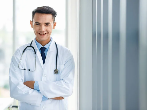 Jovem Alegre Bonito Asiático Médico Masculino Uniforme Com Estetoscópio Clínica — Fotografia de Stock