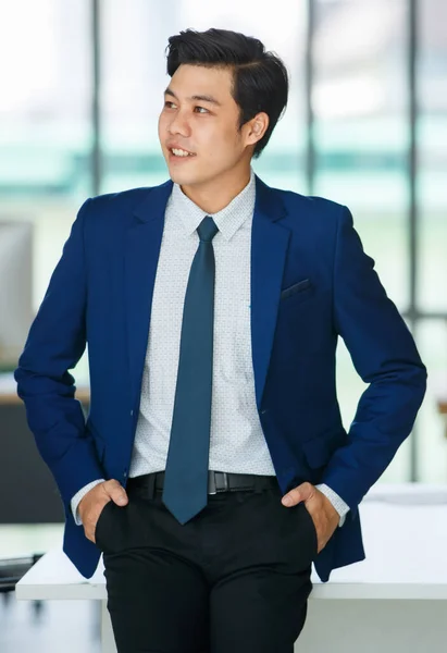 Веселый Молодой Красивый Азиатский Бизнесмен Расслабляется Позируя Стоя Счастливым Позитивным — стоковое фото