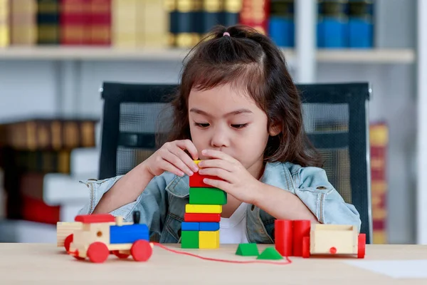 Linda Menina Asiática Gosta Brincar Brinquedo Bloco Madeira Colorido Concentrar — Fotografia de Stock