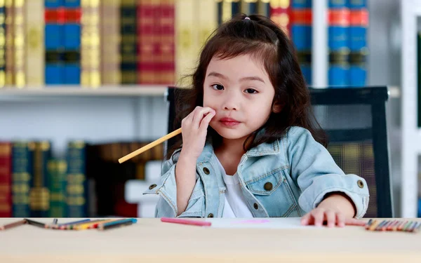 Bonito Pouco Ásia Menina Concentrar Para Criar Retrato Desenho Para — Fotografia de Stock