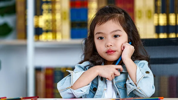 Bonito Pouco Ásia Menina Concentrar Para Criar Retrato Desenho Para — Fotografia de Stock