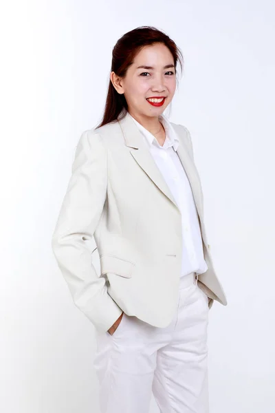 Νεαρό Ασιατικό Γυναικείο Μοντέλο Κομψό Φως Σακάκι Και Παντελόνι Χαμογελώντας — Φωτογραφία Αρχείου