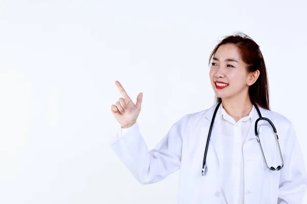 Steteskoplu Üniformalı Genç Asyalı Kadın Doktor Beyaz Arka Plandaki Boş — Stok fotoğraf