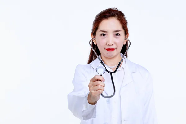 Junge Lächelnde Asiatische Ärztin Blickt Die Kamera Während Sie Herzschlag — Stockfoto