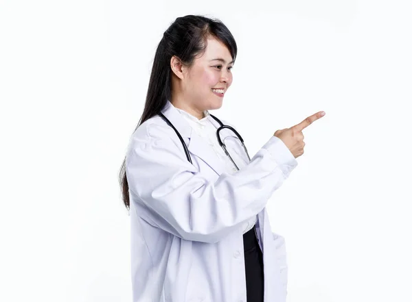 Glad Ung Asiatisk Kvinnlig Läkare Uniform Med Stetoskop Pekar Sidan — Stockfoto