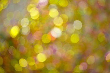 Bayram kutlamaları sırasında pırıl pırıl parlayan bulanık, şenlikli altın ışıkların odaklanmış arka planı.