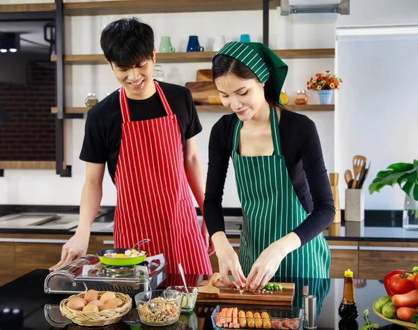 Азиатская Молодая Милая Пара Остаются Вместе Готовить Еду Кухне Счастьем — стоковое фото