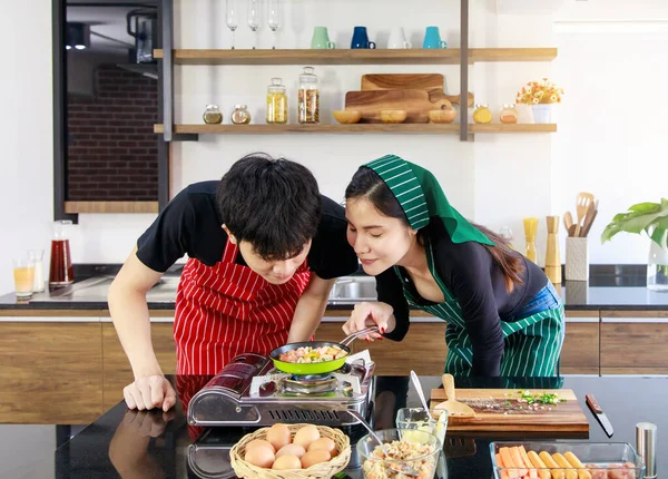 Asiatische Junge Und Niedliche Paar Bleiben Zusammen Und Kochen Essen — Stockfoto