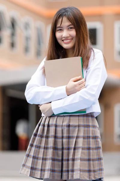 Portrét Mladé Asijské Studentky Držící Příručku Chytré Šťastné Póze Vysoké — Stock fotografie