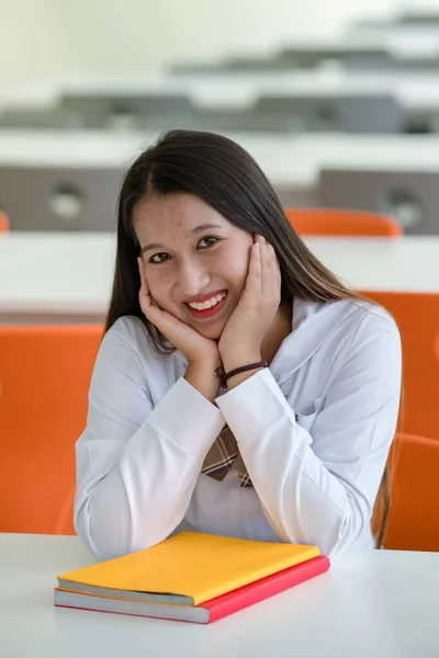 Ritratto Giovani Attraenti Studentesse Asiatiche Camicia Bianca Uniforme Scolastica Scacchi — Foto Stock