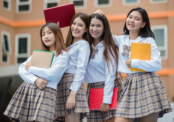 Grupp Fyra Unga Attraktiva Asiatiska Kvinnliga Gymnasieelever Bruna Rutiga Skoluniform — Stockfoto