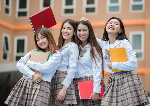 Groupe Quatre Jeunes Filles Asiatiques Séduisantes Secondaire Uniforme Scolaire Carreaux — Photo