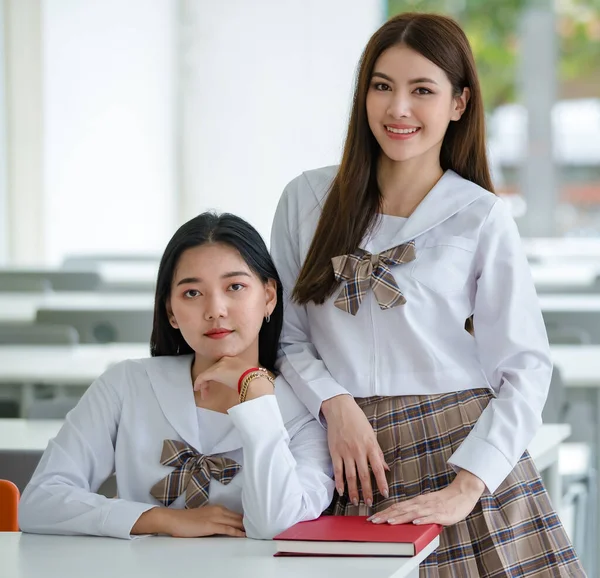 Две Молодые Привлекательные Азиатские Старшеклассницы Белой Рубашке Коричневой Клетчатой Школьной — стоковое фото