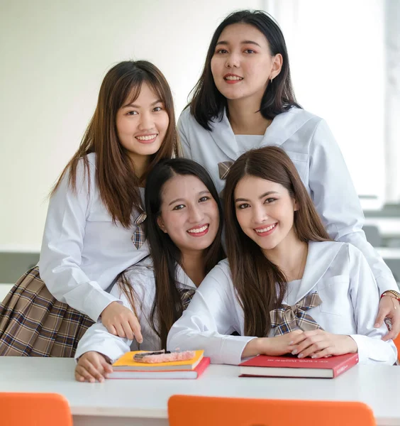 Due Giovani Studentesse Asiatiche Attraenti Camicia Bianca Marrone Uniforme Scolastica — Foto Stock