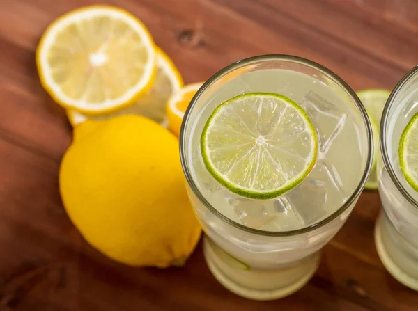 Una Imagen Cerca Dos Refrescantes Vasos Jugo Frutas Frías Con —  Fotos de Stock