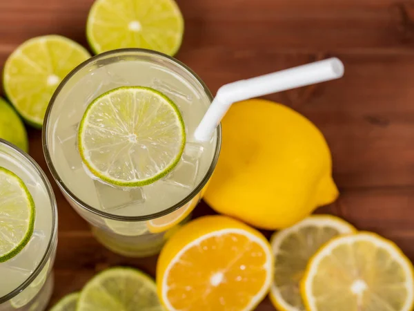 Una Imagen Cerca Dos Refrescantes Vasos Jugo Frutas Frías Con —  Fotos de Stock