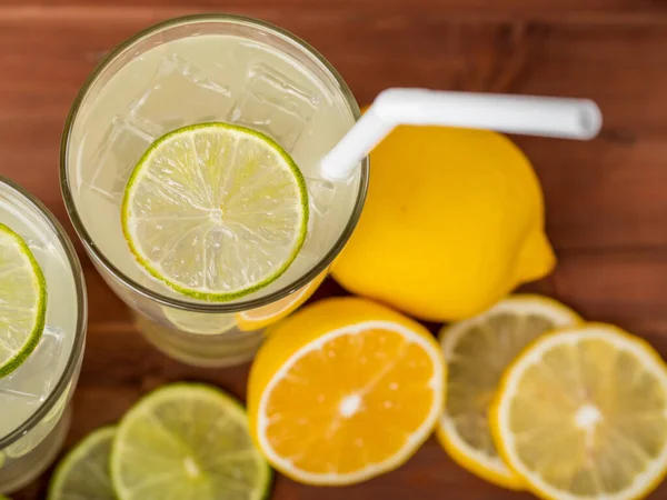 Una Imagen Cerca Dos Refrescantes Vasos Jugo Frutas Frías Con —  Fotos de Stock