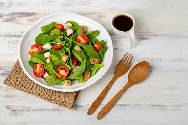 Verse Spinazie Salade Met Tomaat Kleine Stukjes Geroosterde Kip Witte — Stockfoto