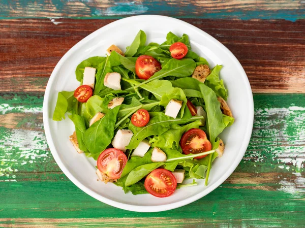 Salada Espinafre Fresca Com Tomate Pequenos Pedaços Frango Assado Com — Fotografia de Stock