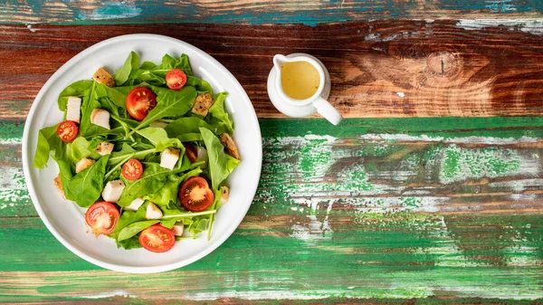 Salada Espinafre Fresca Com Tomate Pequenos Pedaços Ervas Assadas Frango — Fotografia de Stock