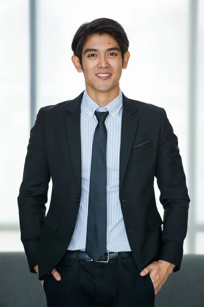Retrato Encantador Bonito Bem Sucedido Jovem Empresário Asiático Vestindo Terno — Fotografia de Stock