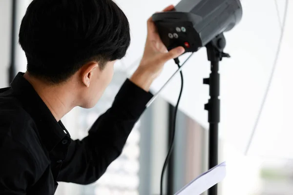 Aziatisch Jong Knap Man Kort Zwart Haar Fotograaf Productie Assistent — Stockfoto