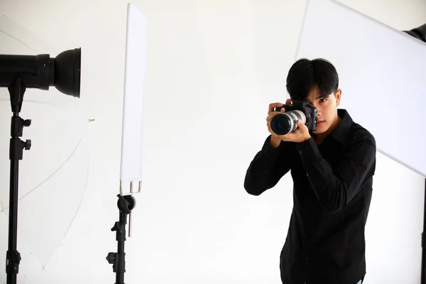 Asiático Jovem Bonito Fotógrafo Masculino Bem Sucedido Usa Camisa Manga — Fotografia de Stock