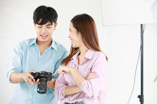 아시아인젊고 아름다운 갈색긴 프레임 슬라이 카메라를 웃으며 스튜디오 화면에서 이미지를 — 스톡 사진