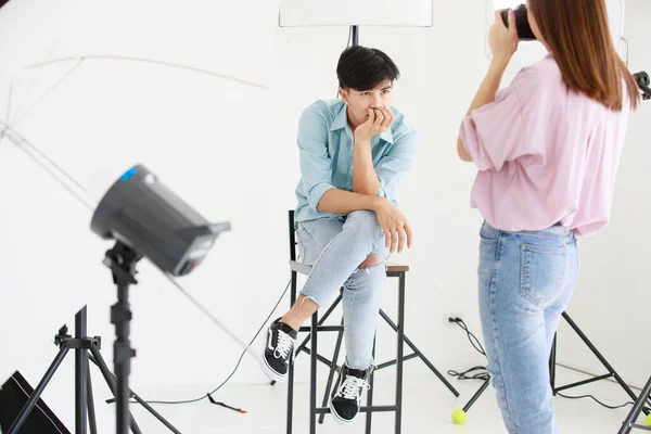 Asiático Amigable Seguro Pelo Largo Marrón Fotógrafo Sonrisa Sostener Cámara —  Fotos de Stock