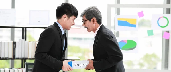 Dwóch Azjatyckich Młodych Starszych Biznesmenów Walczących Dokumentację Folderów Projektu Wyraz — Zdjęcie stockowe