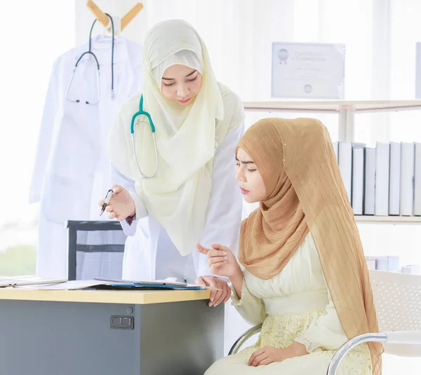 Retrato Médico Musulmán Adulto Con Hiyab Sentado Mesa Hablando Con —  Fotos de Stock