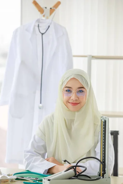 Retrato Vertical Una Atractiva Mujer Musulmana Adulta Sonriente Con Hiyab — Foto de Stock