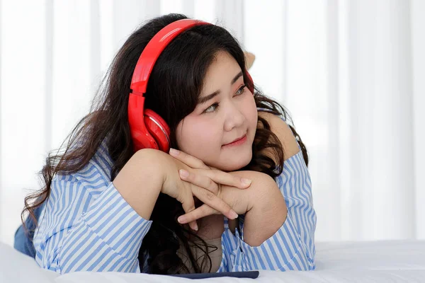 Asiático Jovem Feliz Calma Gordura Sobrepeso Mulher Deitar Com Feliz — Fotografia de Stock