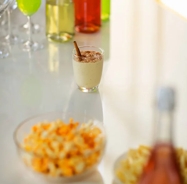 Lekkere Romige Gekruide Zelfgemaakte Eierpunch Drank Met Peperkoek Glas Het — Stockfoto