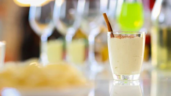 Lekkere Romige Gekruide Zelfgemaakte Eierpunch Drank Met Peperkoek Glas Het — Stockfoto