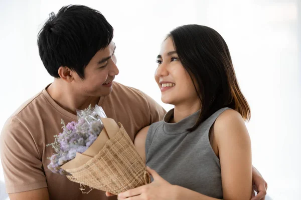 Retrato Horizontal Tiro Bonito Sorrindo Jovem Casal Amante Asiático Roupas — Fotografia de Stock