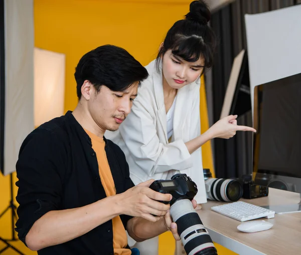 Nešťastný Profesionální Fotograf Mužského Pohlaví Pracující Mladou Podrážděnou Modelkou Tím — Stock fotografie