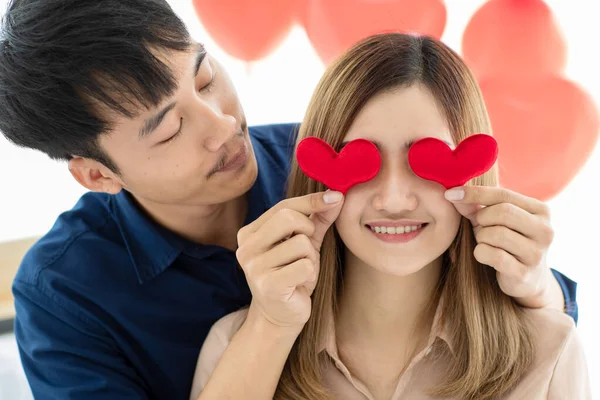 Asiatischer Mann Hält Herzen Der Nähe Von Augen Freudiger Freundin — Stockfoto