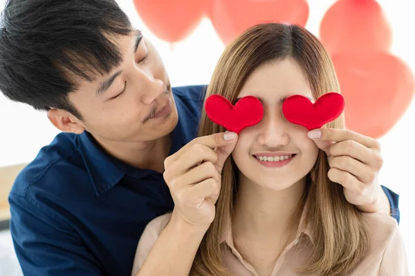 Hombre Asiático Sosteniendo Corazones Cerca Los Ojos Novia Feliz Mientras — Foto de Stock